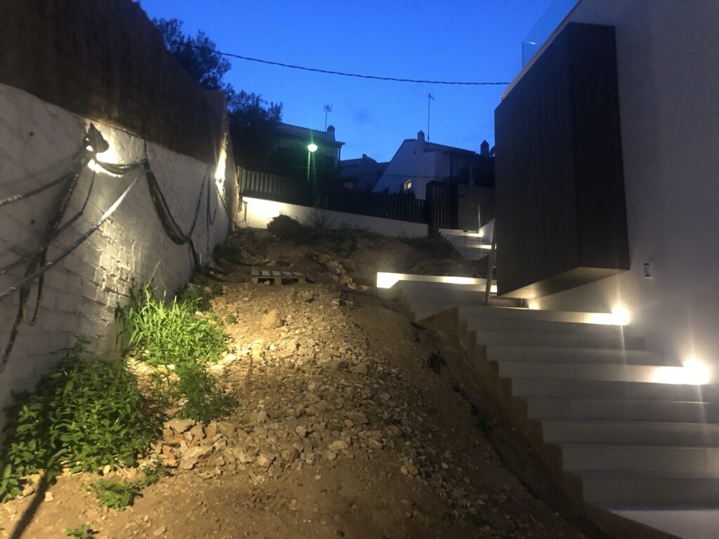 Jardín espectacular con desnivel en Sitges