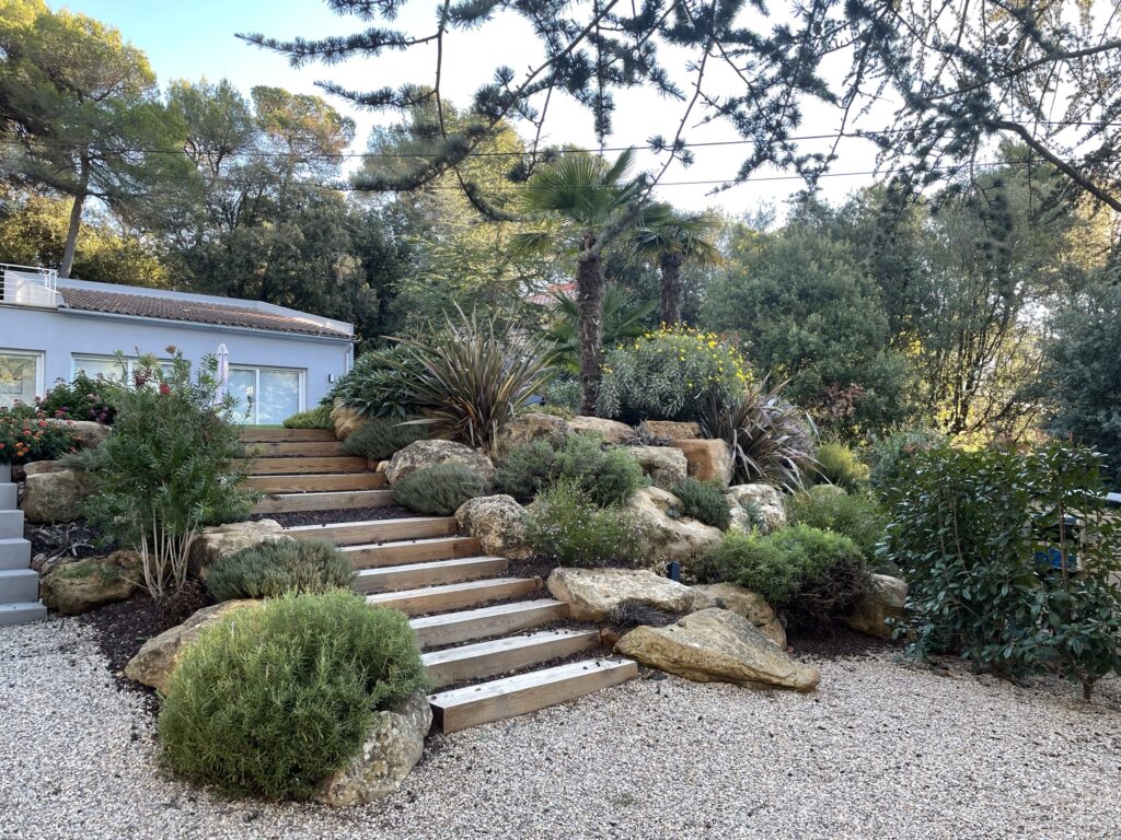 Jardín con fuerte pendiente en Matadepera
