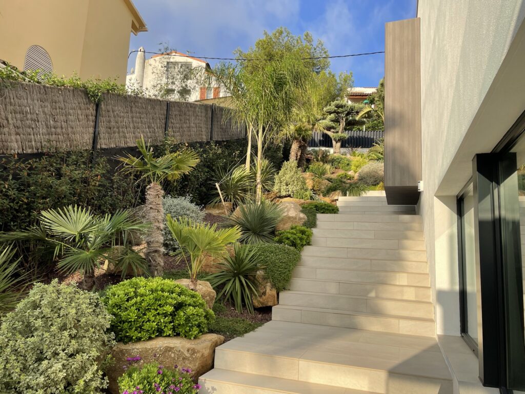 Jardín espectacular con desnivel en Sitges